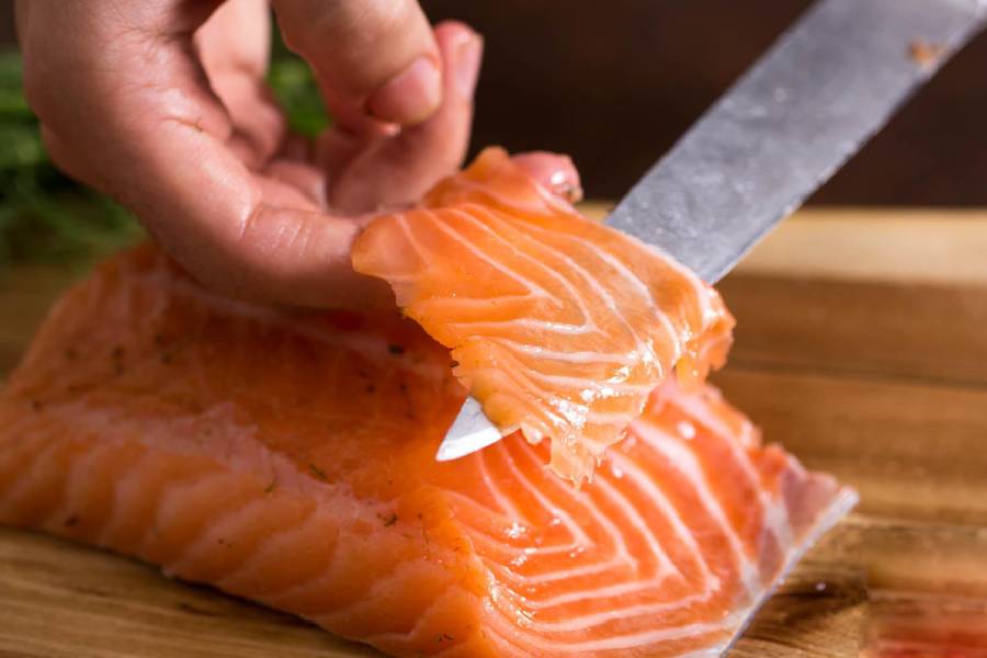 با این روش ها ماهی سالمون کیلویی خوب را از بد تشخیص دهید